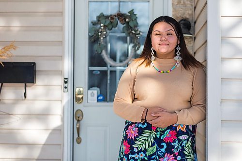 MIKAELA MACKENZIE / WINNIPEG FREE PRESS

Kay Lagimodiere poses for a portrait in front of her home in Winnipeg on Wednesday, Nov. 24, 2021. For Janine story.
Winnipeg Free Press 2021.