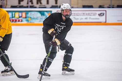 MIKAELA MACKENZIE / WINNIPEG FREE PRESS

Bisons player Lauren Warkentin (22) skates at practice at the Wayne Fleming Arena in Winnipeg on Wednesday, Nov. 24, 2021. For Mike Sawatzky story.
Winnipeg Free Press 2021.