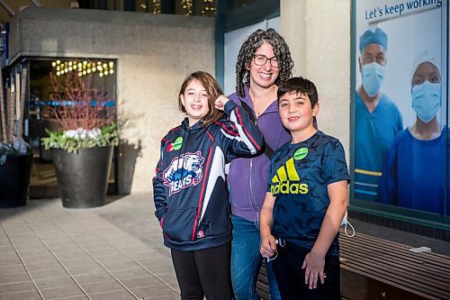 MIKAELA MACKENZIE / WINNIPEG FREE PRESS

Elodie (left) and Drew Robert pose for a photo with their mom, Sara, after getting vaccinated at the RBC Convention Centre vaccination supersite in Winnipeg on Wednesday, Nov. 24, 2021. For --- story.
Winnipeg Free Press 2021.