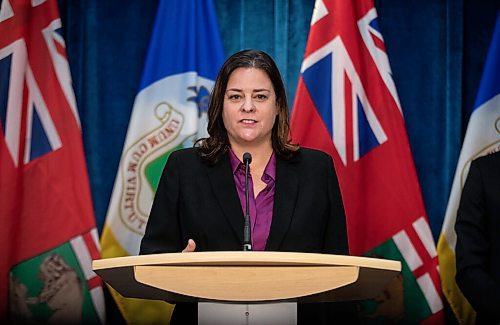 JESSICA LEE / WINNIPEG FREE PRESS

Premier Heather Stefanson speaks at a press conference at City Hall on November 24, 2021

Reporter: Joyanne










