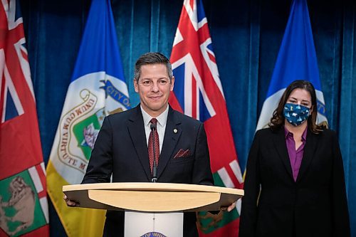 JESSICA LEE / WINNIPEG FREE PRESS

Mayor Brian Bowman and Premier Heather Stefanson announce they will be working together at City Hall on November 24, 2021

Reporter: Joyanne










