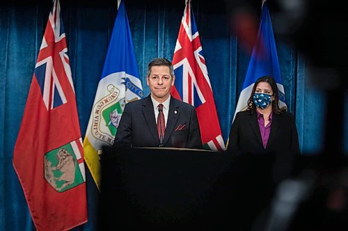 JESSICA LEE / WINNIPEG FREE PRESS

Mayor Brian Bowman and Premier Heather Stefanson announce they will be working together at City Hall on November 24, 2021

Reporter: Joyanne










