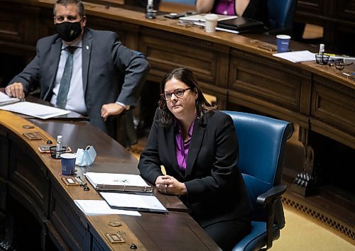 JESSICA LEE / WINNIPEG FREE PRESS

Premier Heather Stefanson is photographed at a House Sitting at the Legislative Building on November 24, 2021

Reporter: Carol










