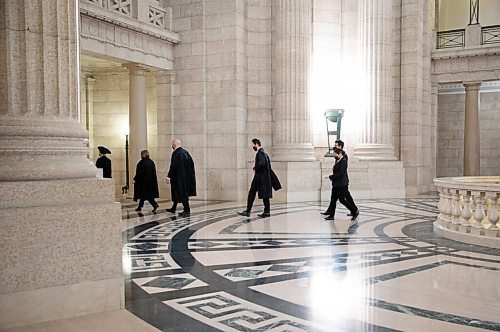 JESSICA LEE / WINNIPEG FREE PRESS

Clerks walk into a House Sitting at the Legislative Building on November 24, 2021

Reporter: Carol










