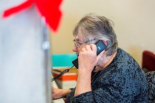MIKAELA MACKENZIE / WINNIPEG FREE PRESS

Doreen Szor, who has volunteered for 40 years at the Christmas Cheer Board, answers the phone at the headquarters in Winnipeg on Thursday, Nov. 25, 2021. For Janine story.
Winnipeg Free Press 2021.