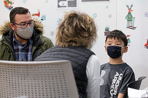 SHANNON VANRAES / WINNIPEG FREE PRESS
Nine-year-old Elias Anderson prepares to for his first COVID-19 vaccination at the Urban Indigenous Vaccination Centre in Winnipeg led by Ma Mawi Wi Chi Itata on November 25, 2021.