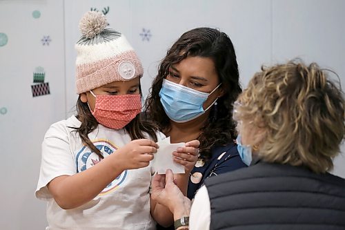 SHANNON VANRAES / WINNIPEG FREE PRESS
Seven-year-old Makena Anderson is comforted by her mother Dr. Marcia Andersonpublic health lead of the Manitoba First Nation Pandemic Response Coordination Teamat the at the Urban Indigenous Vaccination Centre in Winnipeg led by Ma Mawi Wi Chi Itata on November 25, 2021.