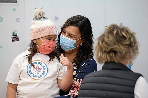 SHANNON VANRAES / WINNIPEG FREE PRESS
Seven-year-old Makena Anderson is comforted by her mother Dr. Marcia Andersonpublic health lead of the Manitoba First Nation Pandemic Response Coordination Teamat the at the Urban Indigenous Vaccination Centre in Winnipeg led by Ma Mawi Wi Chi Itata on November 25, 2021.