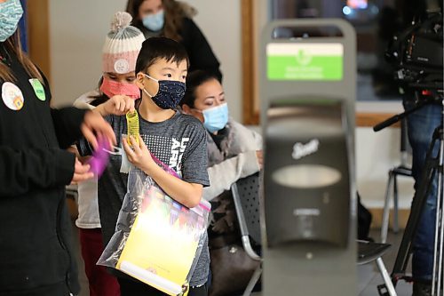 SHANNON VANRAES / WINNIPEG FREE PRESS
Nine-year-old Elias Anderson celebrates being vaccinated against COVID-19 with a goodie-bag at the Urban Indigenous Vaccination Centre in Winnipeg led by Ma Mawi Wi Chi Itata on November 25, 2021.