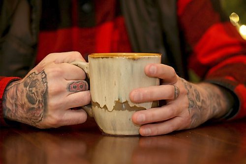 SHANNON VANRAES / WINNIPEG FREE PRESS
Jeff Bromley holds a coffee mug at his Winnipeg home on November 25, 2021.