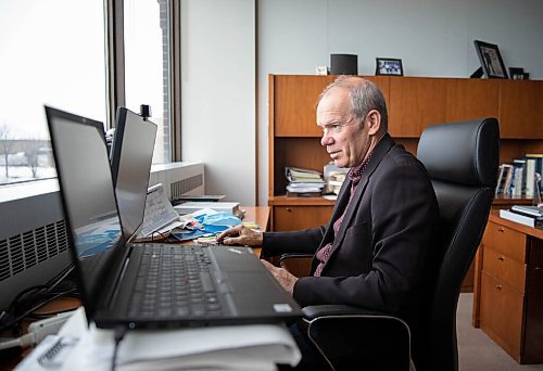 JESSICA LEE / WINNIPEG FREE PRESS

Winnipeg Free Press Publisher Bob Cox is photographed in his office on November 26, 2021, after announcing his retirement from the industry.












