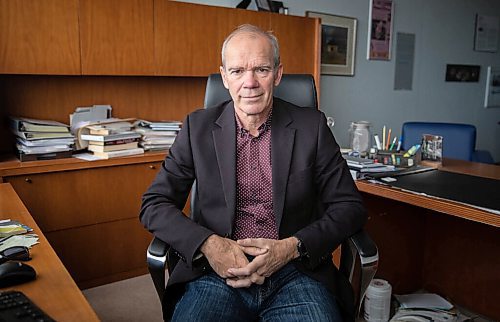 JESSICA LEE / WINNIPEG FREE PRESS

Winnipeg Free Press Publisher Bob Cox is photographed in his office on November 26, 2021, after announcing his retirement from the industry.












