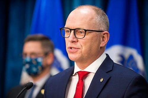 MIKAELA MACKENZIE / WINNIPEG FREE PRESS

Finance chair Scott Gillingham (front) and mayor Brian Bowman present the preliminary budget to the media at City Hall in Winnipeg on Friday, Nov. 26, 2021. For Joyanne story.
Winnipeg Free Press 2021.