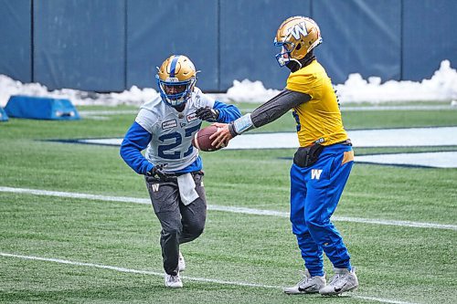 MIKE DEAL / WINNIPEG FREE PRESS
Winnipeg Blue Bombers quarterback Zach Collaros (8) hands off the ball to Johnny Augustine (27) during practice at IG Field Friday morning.
211126 - Friday, November 26, 2021.