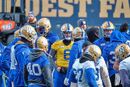 MIKE DEAL / WINNIPEG FREE PRESS
Winnipeg Blue Bombers starting quarterback Zach Collaros (8) is surrounded by the team during practice at IG Field Friday morning.
211126 - Friday, November 26, 2021.