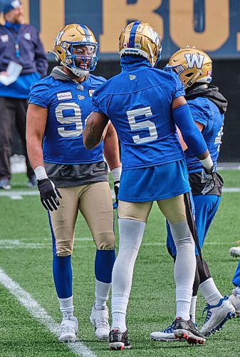 MIKE DEAL / WINNIPEG FREE PRESS
Winnipeg Blue Bombers Jackson Jeffcoat (94) chats with teammates Willie Jefferson (5) and Adam Bighill (4) during practice at IG Field Friday morning.
211126 - Friday, November 26, 2021.