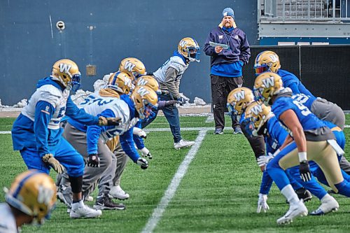 MIKE DEAL / WINNIPEG FREE PRESS
Winnipeg Blue Bombers head coach Mike O'Shea watches a drill during practice at IG Field Friday morning.
211126 - Friday, November 26, 2021.