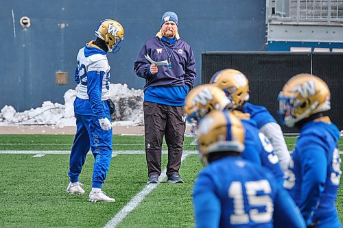 MIKE DEAL / WINNIPEG FREE PRESS
Winnipeg Blue Bombers head coach Mike O'Shea during practice at IG Field Friday morning.
211126 - Friday, November 26, 2021.