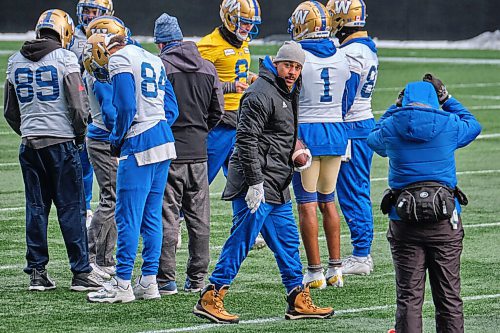 MIKE DEAL / WINNIPEG FREE PRESS
Winnipeg Blue Bombers Andrew Harris in winter parka and boots during practice at IG Field Friday morning.
211126 - Friday, November 26, 2021.