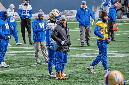 MIKE DEAL / WINNIPEG FREE PRESS
Winnipeg Blue Bombers Andrew Harris in winter parka and boots during practice at IG Field Friday morning.
211126 - Friday, November 26, 2021.