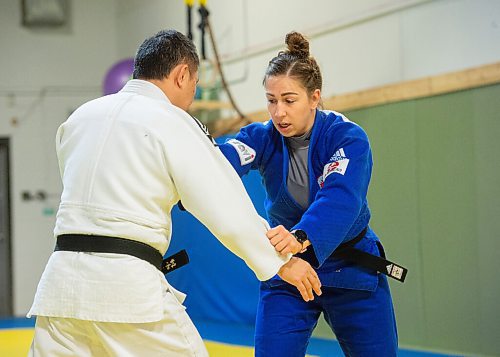 Mike Sudoma / Winnipeg Free Press
Olympic Bronze Medalist, Catherine Beauchemin-Pinard shows off a drill with Judo Manitoba head coach, Airton Nakamura for the students at the Judo Manitoba Training Centre Friday evening
November 26, 2021