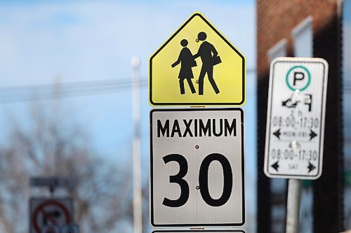 SHANNON VANRAES / WINNIPEG FREE PRESS
A sign indicates a speed limit of 30 kms per hour near Hugh John MacDonald School in Winnipeg on November 27, 2021.