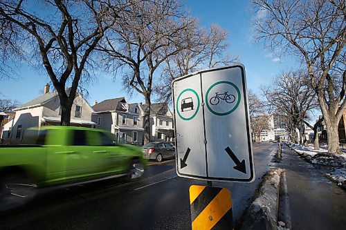 SHANNON VANRAES / WINNIPEG FREE PRESS
Traffic rushes by signage marking a cycle route on Sherbrook St. November 27, 2021.