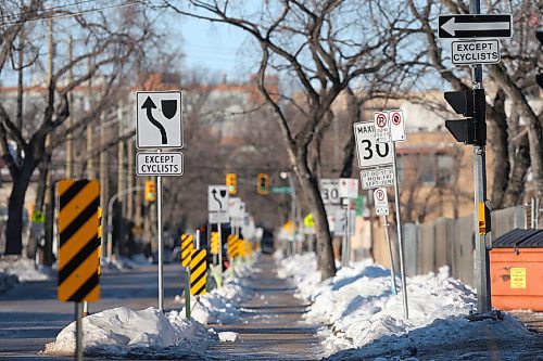 SHANNON VANRAES / WINNIPEG FREE PRESS
A separated cycle lane with copious amounts of signage on Bannatyne Ave. November 27, 2021.