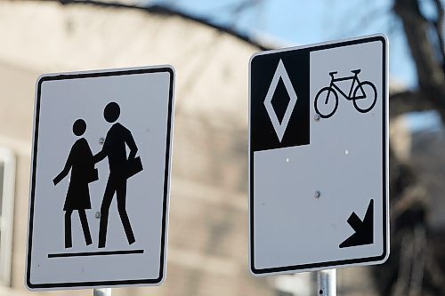 SHANNON VANRAES / WINNIPEG FREE PRESS
Signage on central Winnipeg bike lanes as seen November 27, 2021.