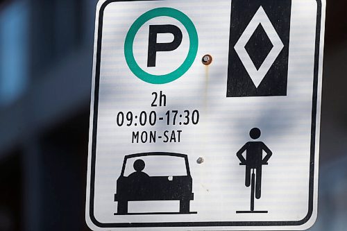 SHANNON VANRAES / WINNIPEG FREE PRESS
Signage on central Winnipeg bike lanes as seen November 27, 2021.