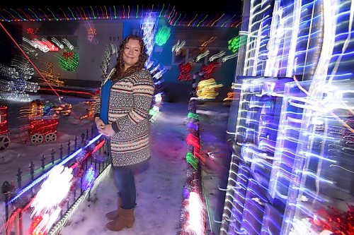 SHANNON VANRAES / WINNIPEG FREE PRESS
Carol Cassell, who maps homes decorated for the holidays, at one other favourite light displays on November 27, 2021.
