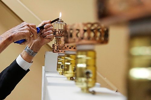 JOHN WOODS / WINNIPEG FREE PRESS
MP Jim Carr lights a candle at a Menorah lighting ceremony during a community Chanukah celebration at Chabad-Lubavitch in Winnipeg on Sunday, November 28, 2021. 

Re: standup