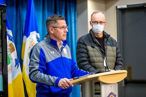 MIKAELA MACKENZIE / WINNIPEG FREE PRESS

Mayor Brian Bowman (left) speaks before surprising sportscaster Bob Irving with a Community Service Award at City Hall in Winnipeg on Monday, Nov. 29, 2021. For Joyanne story.
Winnipeg Free Press 2021.