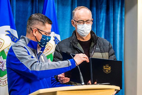 MIKAELA MACKENZIE / WINNIPEG FREE PRESS

Mayor Brian Bowman (left) surprises sportscaster Bob Irving with a Community Service Award at City Hall in Winnipeg on Monday, Nov. 29, 2021. For Joyanne story.
Winnipeg Free Press 2021.