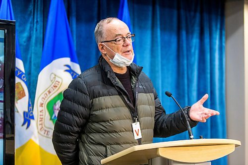 MIKAELA MACKENZIE / WINNIPEG FREE PRESS

Sportscaster Bob Irving speaks after being surprised with a Community Service Award at City Hall in Winnipeg on Monday, Nov. 29, 2021. For Joyanne story.
Winnipeg Free Press 2021.