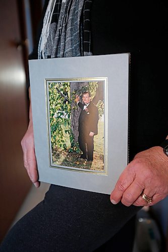 JOHN WOODS / WINNIPEG FREE PRESS
Barbara Halabut is photographed at her home in Winnipeg on Monday, November 29, 2021. Her husband Greg has been ill and a participant in the health care system. She is annoyed at some of the care theyve received.


Re: