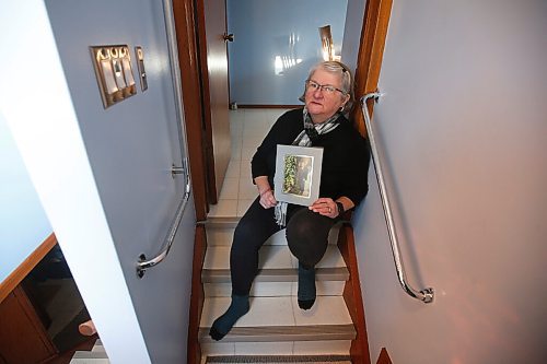 JOHN WOODS / WINNIPEG FREE PRESS
Barbara Halabut is photographed at her home in Winnipeg on Monday, November 29, 2021. Her husband Greg has been ill and a participant in the health care system. She is annoyed at some of the care theyve received.

Re: