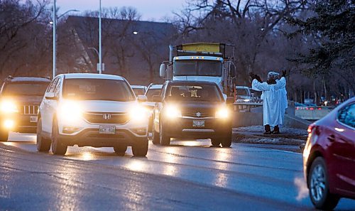 MIKE DEAL / WINNIPEG FREE PRESS
Angels dressed in gowns, wings and halos line the Maryland bridge for the 26th anniversary of Misericordia Health Centre Foundations Angel Squad.
211130 - Tuesday, November 30, 2021.