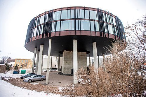 MIKAELA MACKENZIE / WINNIPEG FREE PRESS

The "flying saucer" condo building near the Disraeli Bridge in Winnipeg on Tuesday, Nov. 30, 2021. For Alison Gillmor story.
Winnipeg Free Press 2021.