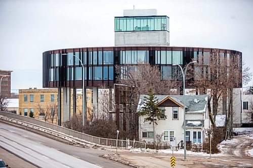 MIKAELA MACKENZIE / WINNIPEG FREE PRESS

The "flying saucer" condo building near the Disraeli Bridge in Winnipeg on Tuesday, Nov. 30, 2021. For Alison Gillmor story.
Winnipeg Free Press 2021.