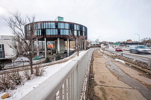 MIKAELA MACKENZIE / WINNIPEG FREE PRESS

The "flying saucer" condo building near the Disraeli Bridge in Winnipeg on Tuesday, Nov. 30, 2021. For Alison Gillmor story.
Winnipeg Free Press 2021.