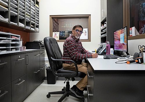 JESSICA LEE / WINNIPEG FREE PRESS

Dinu Tailor (right), owner of Dinos Grocery Mart, is photographed at his store in his office on November 30, 2021.

Reporter: Dave













