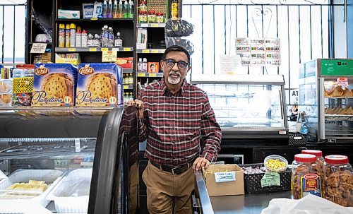 JESSICA LEE / WINNIPEG FREE PRESS

Dinu Tailor, owner of Dinos Grocery Mart, is photographed at his store on November 30, 2021.

Reporter: Dave













