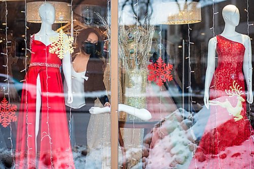 MIKAELA MACKENZIE / WINNIPEG FREE PRESS

Benny Laurel changes the mannequin dresses out for festive red gowns at Chantal's Bridal & Formal in Winnipeg on Wednesday, Dec. 1, 2021. Standup.
Winnipeg Free Press 2021.