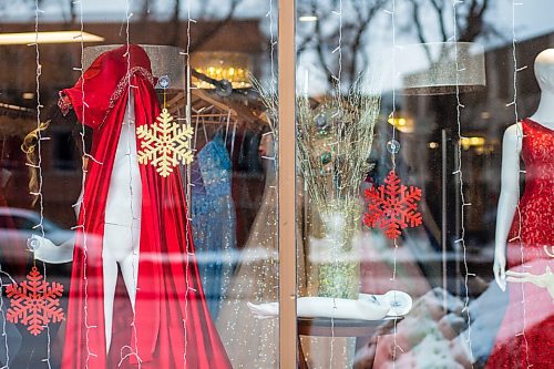 MIKAELA MACKENZIE / WINNIPEG FREE PRESS

Benny Laurel changes the mannequin dresses out for festive red gowns at Chantal's Bridal & Formal in Winnipeg on Wednesday, Dec. 1, 2021. Standup.
Winnipeg Free Press 2021.