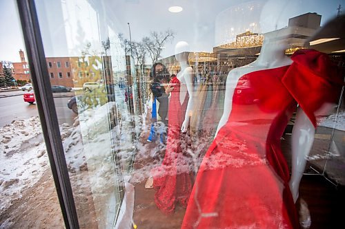 MIKAELA MACKENZIE / WINNIPEG FREE PRESS

Benny Laurel changes the mannequin dresses out for festive red gowns at Chantal's Bridal & Formal in Winnipeg on Wednesday, Dec. 1, 2021. Standup.
Winnipeg Free Press 2021.