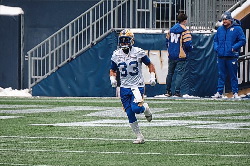 MIKE DEAL / WINNIPEG FREE PRESS
Winnipeg Blue Bombers Andrew Harris (33) runs onto the field at the start of practice at IG Field Wednesday morning.
211201 - Wednesday, December 01, 2021.