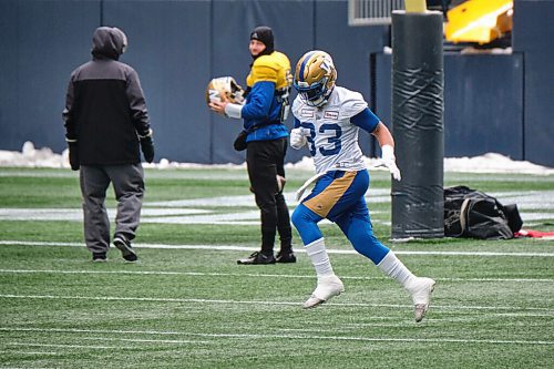 MIKE DEAL / WINNIPEG FREE PRESS
Winnipeg Blue Bombers Andrew Harris (33) runs onto the field at the start of practice at IG Field Wednesday morning.
211201 - Wednesday, December 01, 2021.