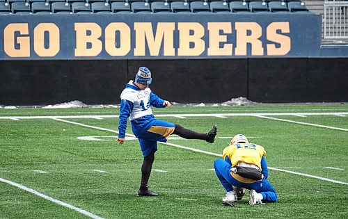 MIKE DEAL / WINNIPEG FREE PRESS
Winnipeg Blue Bombers kicker, Sergio Castillo (14), during practice at IG Field Wednesday morning.
211201 - Wednesday, December 01, 2021.