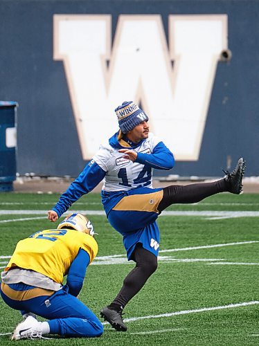 MIKE DEAL / WINNIPEG FREE PRESS
Winnipeg Blue Bombers kicker, Sergio Castillo (14), during practice at IG Field Wednesday morning.
211201 - Wednesday, December 01, 2021.